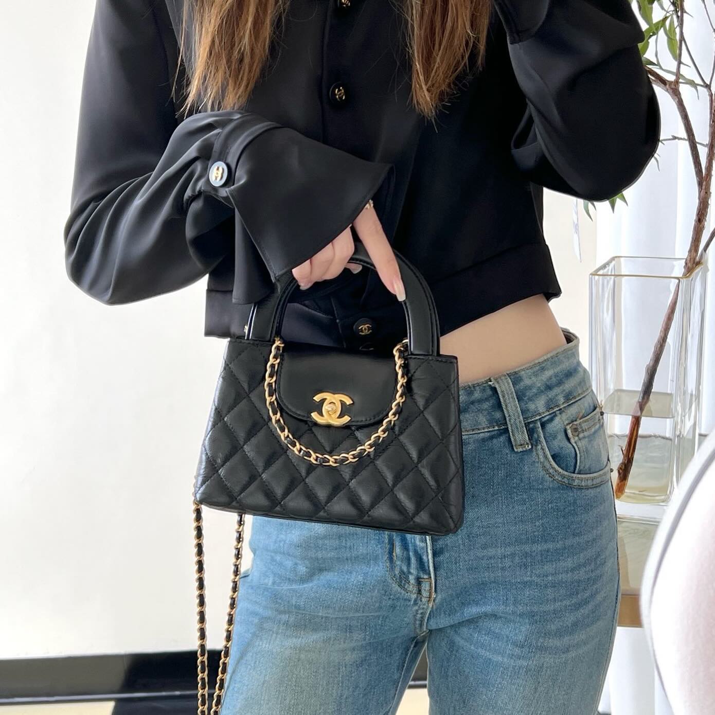 Chanel Elegance - The Ultimate Ladies bag of Timeless Luxury
